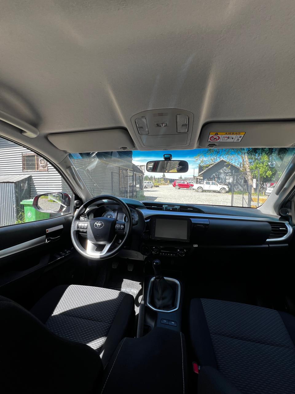 Toyota Hilux SR 2025 4x4